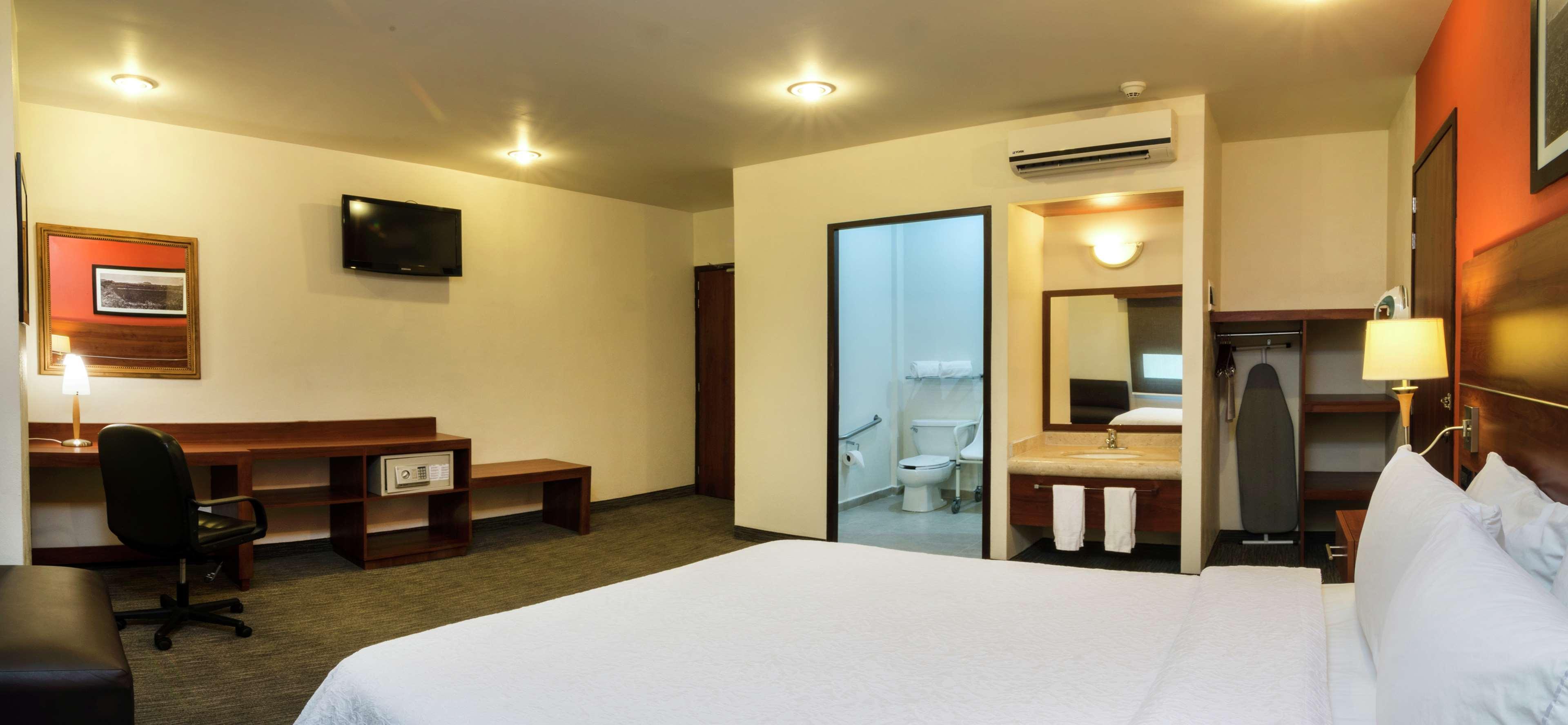 Hampton By Hilton San Juan Del Rio Hotel Екстериор снимка
