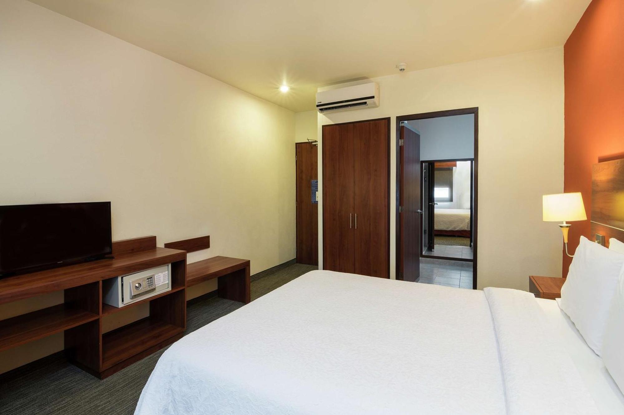 Hampton By Hilton San Juan Del Rio Hotel Екстериор снимка