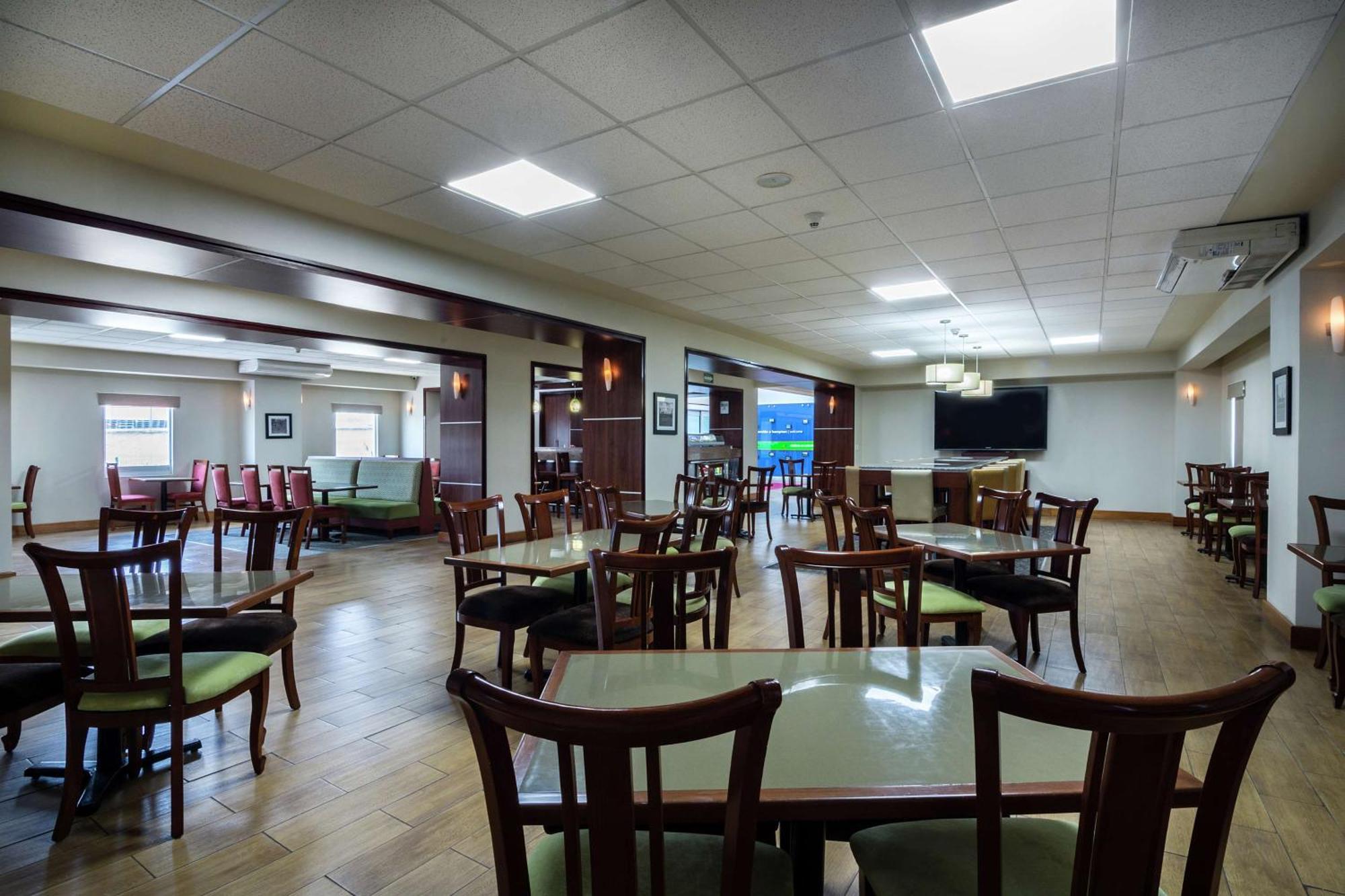 Hampton By Hilton San Juan Del Rio Hotel Екстериор снимка